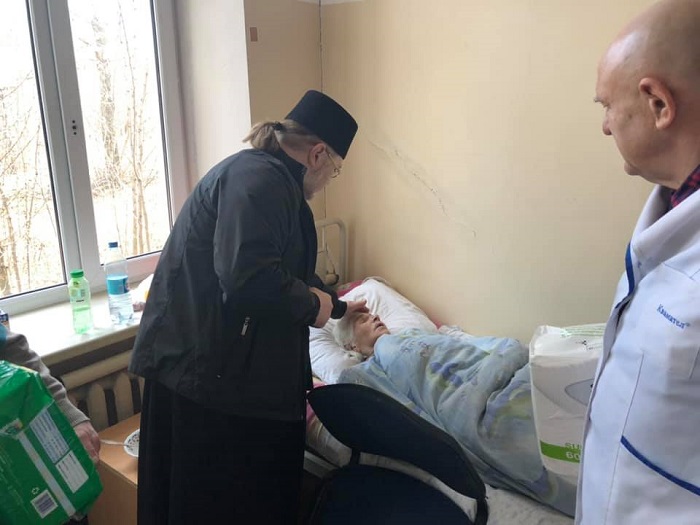Архієпископ ПЦУ відвідав хворих у хоспісі Маріуполя