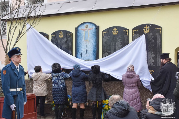 Біля собору ПЦУ у Вінниці освятили меморіал на честь воїнів АТО/ООС