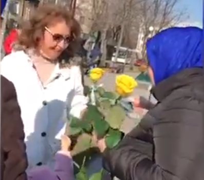 Мусульманки проповедуют в Запорожье, раздавая розы
