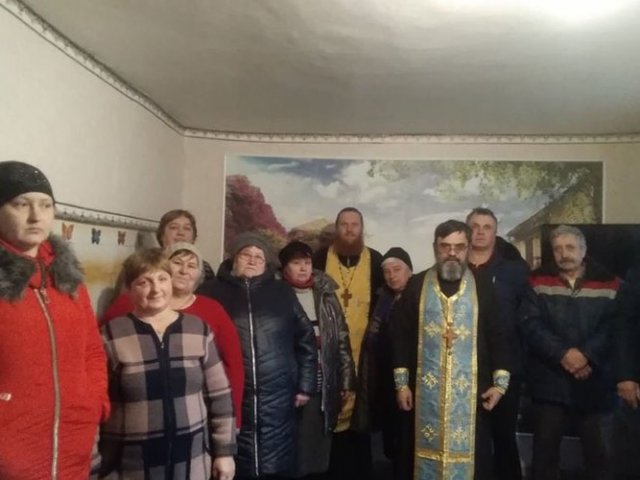 Священники УПЦ (МП) доставили гуманітарну допомогу на Донбас та відспівали загиблого воїна Священники УПЦ (МП) доставили гуманітарну допомогу на Донбас та відспівали загиблого воїна