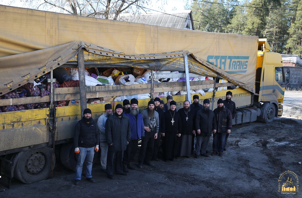 47 тонн продуктів та одягу відправили переселенцям у Святогірську лавру віряни УПЦ (МП) з Сумщини і Буковини