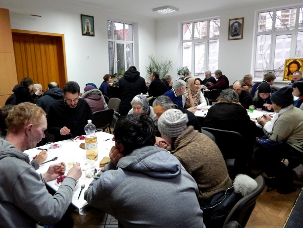 Православні та католики влаштували обід безхатченкам Києва