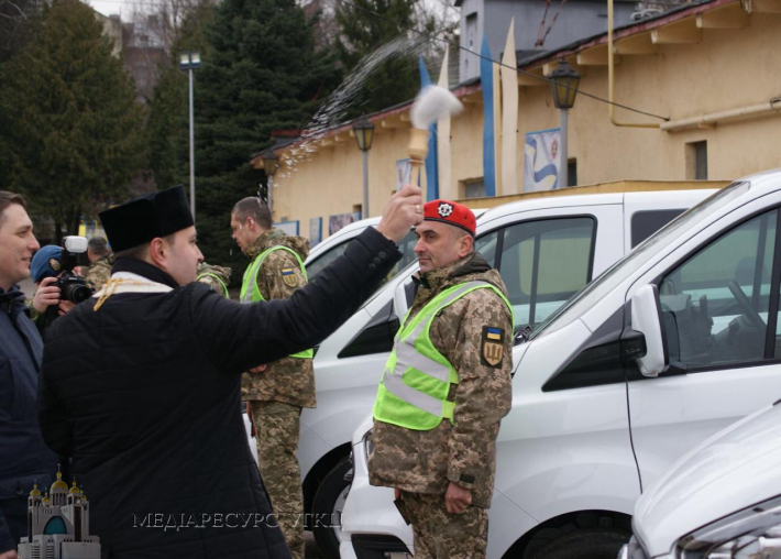 Капелани УГКЦ благословили канадські автомобілі для ЗСУ