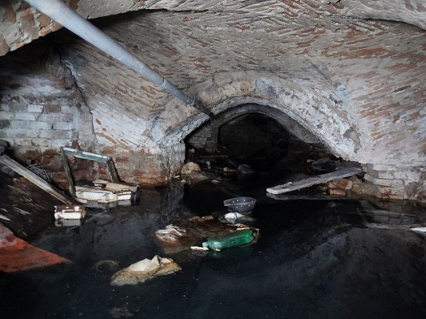 Монастирські підземелля у Луцьку затопило водою