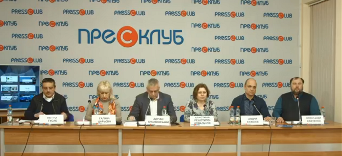 Церковнослужителі критикують призупинення викладання в школах курсу “Основи сім’ї”