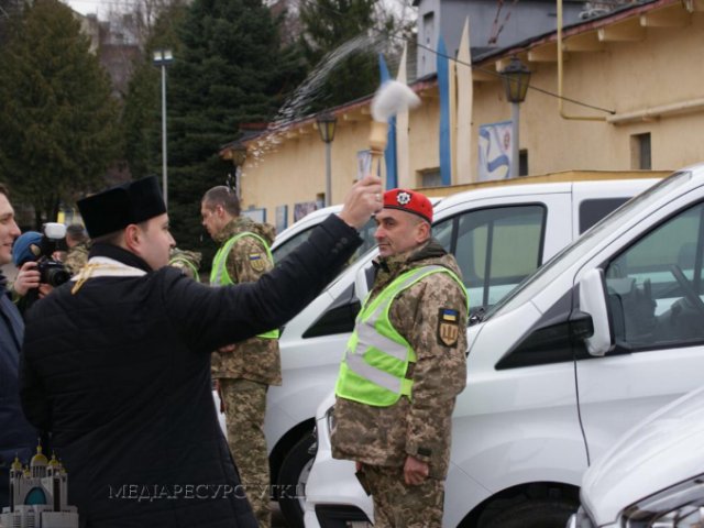 Капелани УГКЦ благословили канадські автомобілі для ЗСУ Капелани УГКЦ благословили канадські автомобілі для ЗСУ
