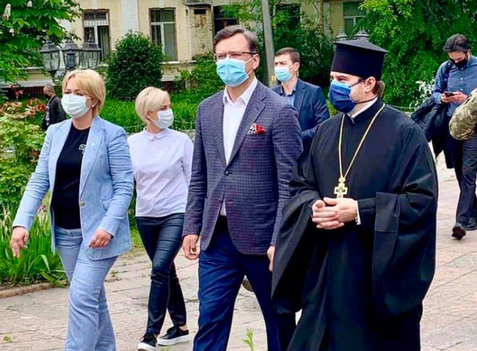 Глава МЗС відвідав храм ПЦУ і передав військовим 5000 одиниць реагентів для ПЛР-тестування на коронавірус