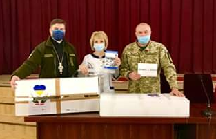 ПЦУ передала військовим медикам 1 000 захисних екранів