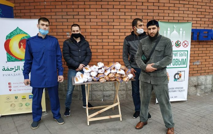 Мусульмани Дніпра безкоштовно роздавали хліб потребуючим мешканцям міста