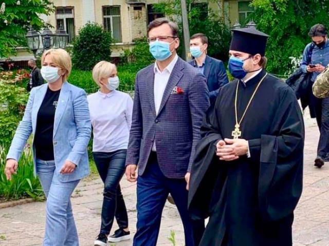 Глава МЗС відвідав храм ПЦУ і передав військовим 5000 одиниць реагентів для ПЛР-тестування на коронавірус Глава МЗС відвідав храм ПЦУ і передав військовим 5000 одиниць реагентів для ПЛР-тестування на коронавірус