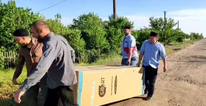 Мусульмани подарували новий холодильник з продуктами нужденній родині на Херсонщині
