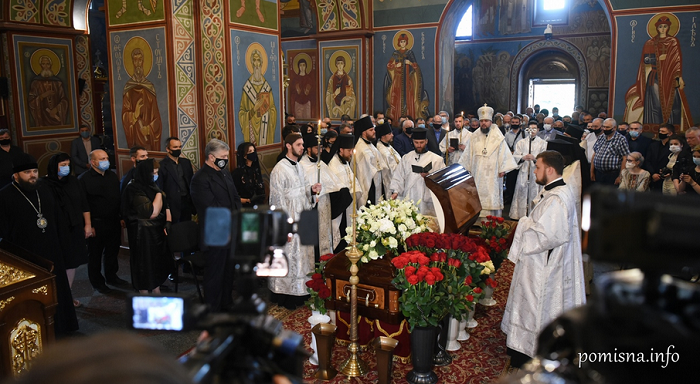 Митрополит Епіфаній звершив чин похорону Олексія Порошенка – батька екс-президента