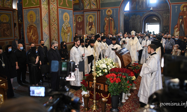 Митрополит Епіфаній звершив чин похорону Олексія Порошенка – батька екс-президента Митрополит Епіфаній звершив чин похорону Олексія Порошенка – батька екс-президента