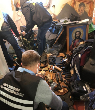На Львівщині вдруге впіймали на торгівлі зброєю священника-самозванця