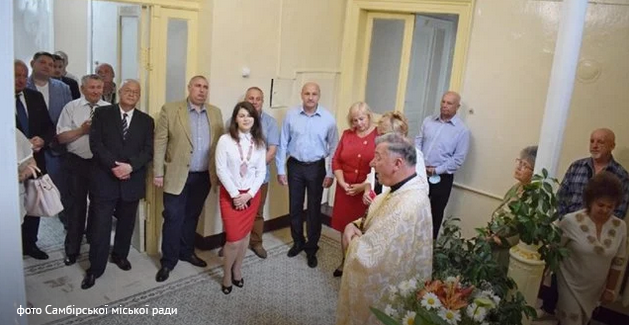 Мера Самбора оштрафували за масове освячення нового відділу освіти