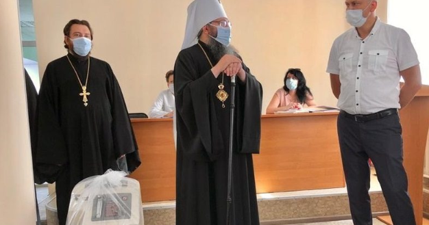 Ніжинська та Хмельницька єпархії УПЦ (МП) передали лікарням медичне обладнання та захисні костюми