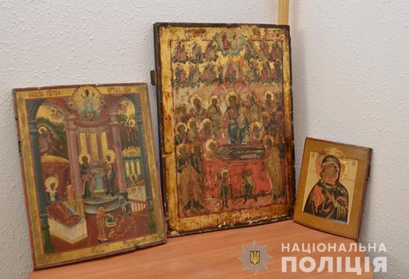 Поліцейські повернули на Хмельниччину викрадені ікони