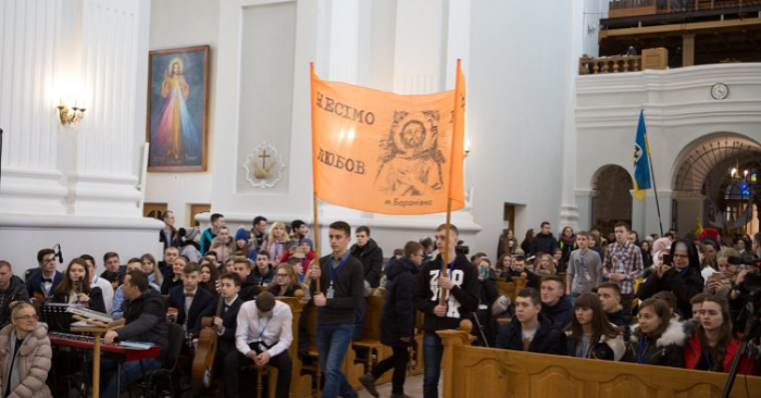 Кількість молоді, з якою працюють римо-католики в Україні, значно зменшилась за три роки