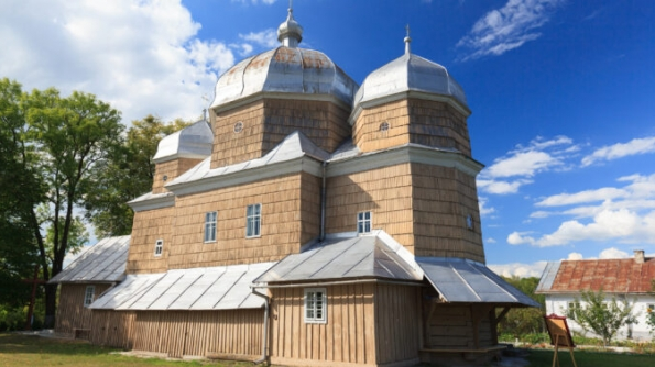 На Львівщині відзначають 270-ліття дерев’яної церкви, а на Вінниччині гниє церква кінця XVIII - початку XIX ст.