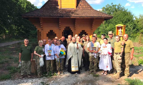 Священник ПЦУ звершив два вінчання на передовій АТО/ООС