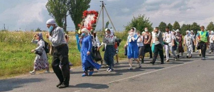 Селяни і школи відмовляються приймати паломників, що йдуть до Почаївської лаври