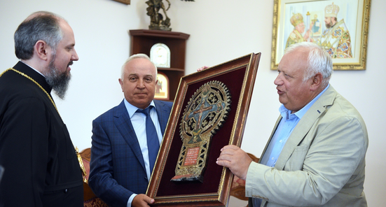 Президент Національної академії аграрних наук подарував предстоятелю ПЦУ хрест 17 ст. з Буковини