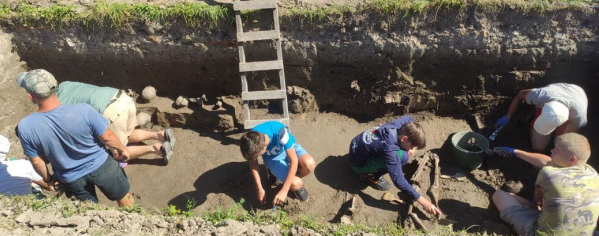 На Тернопільщині археологи знайшли скелети священника, жінки й дитини часів 17-19 ст.