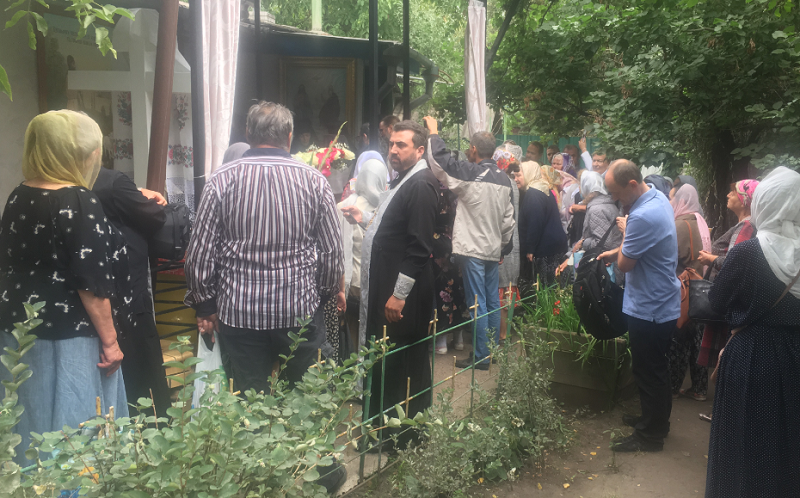 Конфлікт розділив настоятеля і прихожан Троїцького собору в Києві