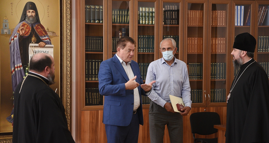 Глава ПЦУ відзначив нагородами столичних лікарів і матерів загиблих воїнів