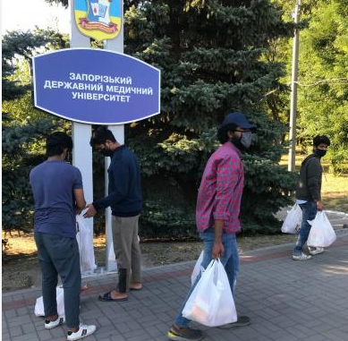 Мусульмани жертвують продукти для студентів Запорізького медичного університету, інфікованих COVID-19