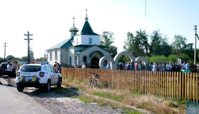 Громада храму, настоятель якого привітав Путіна, переходить до ПЦУ Громада храму, настоятель якого привітав Путіна, переходить до ПЦУ
