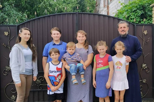 Багатодітна родина шепетівського священика створила прийомну сім’ю