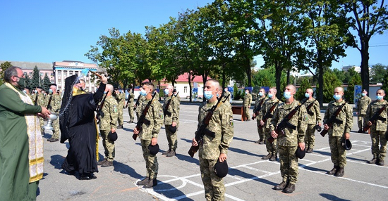 У Харкові єпископ ПЦУ благословив присягу курсантів-танкістів