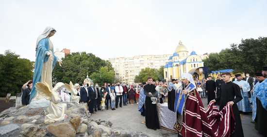 Глава ПЦУ освятив у Хмельницькому скульптурні композиції Божої Матері та апостола Андрія Первозванного