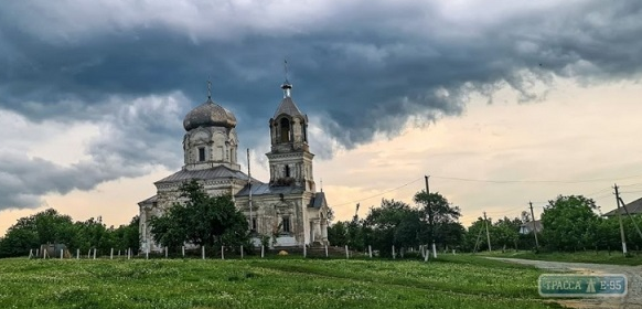 Блискавка підпалила купол церкви на Одещині
