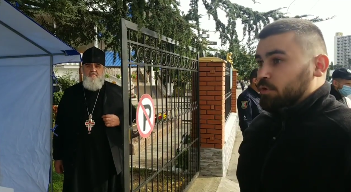 Священник-сепаратист УПЦ (МП) агітує в храмі за свою партію "Опозиційна платформа - За життя"