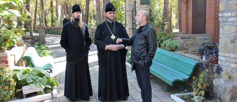 Митрополит УПЦ (МП) відвідав постраждалі від пожеж села Луганщини, яким єпархія надає допомогу
