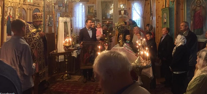 На Житомирщині висуванець у депутати дарує церквам ікони