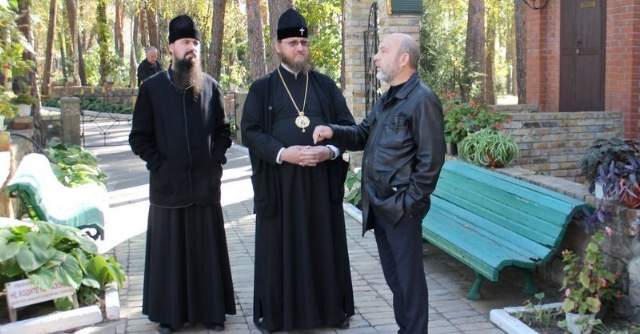 Митрополит УПЦ (МП) відвідав постраждалі від пожеж села Луганщини, яким єпархія надає допомогу Митрополит УПЦ (МП) відвідав постраждалі від пожеж села Луганщини, яким єпархія надає допомогу