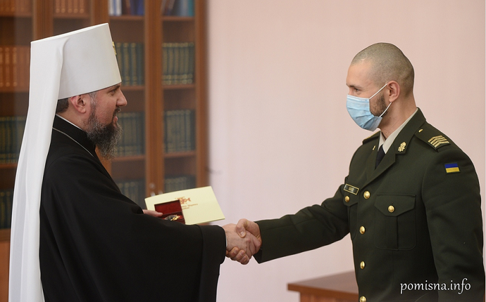 Глава ПЦУ нагородив орденом нацгвардійця Віталія Марківа
