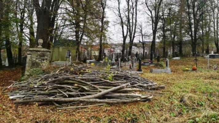 Греко-католики Львівщини прибрали цвинтар з похованнями українців і поляків