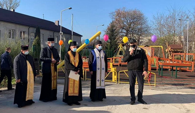 Греко-католики відкрили у Тернополі інклюзивний дитячий майданчик