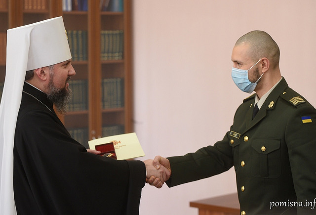 Глава ПЦУ нагородив орденом нацгвардійця Віталія Марківа Глава ПЦУ нагородив орденом нацгвардійця Віталія Марківа