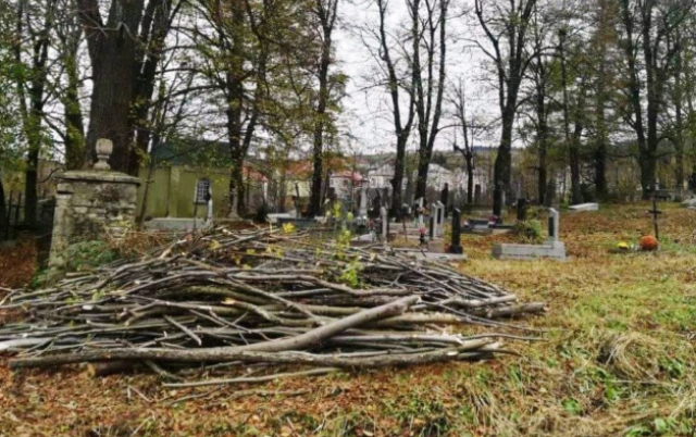 Греко-католики Львівщини прибрали цвинтар з похованнями українців і поляків Греко-католики Львівщини прибрали цвинтар з похованнями українців і поляків