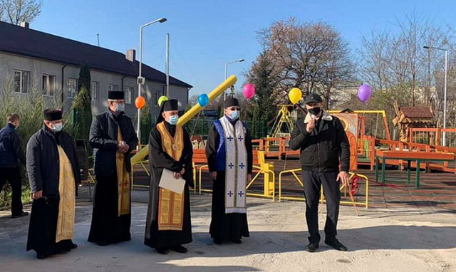 Греко-католики відкрили у Тернополі інклюзивний дитячий майданчик Греко-католики відкрили у Тернополі інклюзивний дитячий майданчик