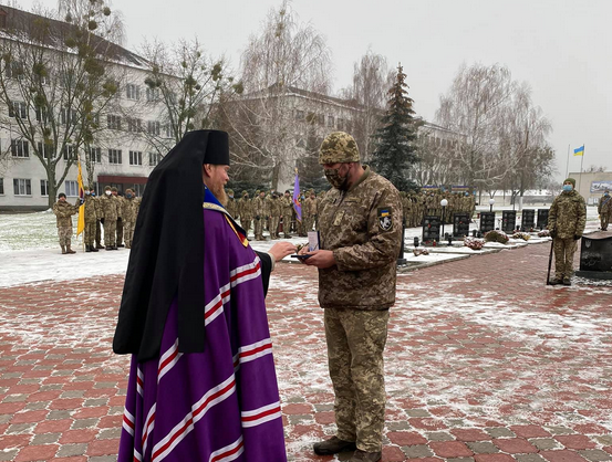Архієпископи ПЦУ відвідали танкову бригаду і військовий госпіталь
