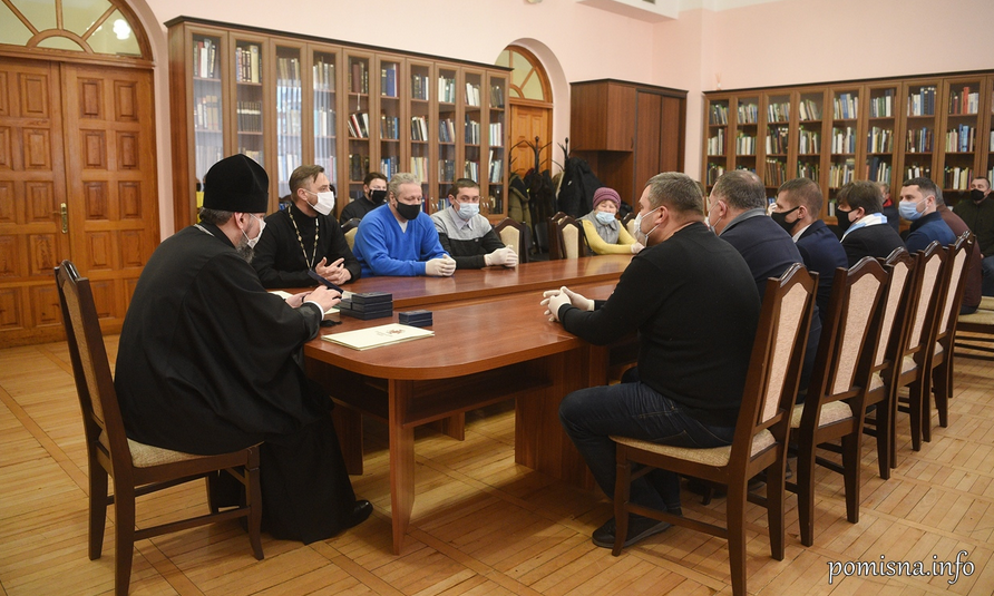 Глава ПЦУ нагородив групу, яка займається спорудженням пам’ятників захисникам України