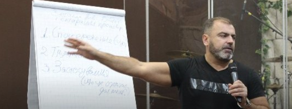 Пастор-депутат зі Львова придбав дві іномарки, але не задекларував жодного доходу