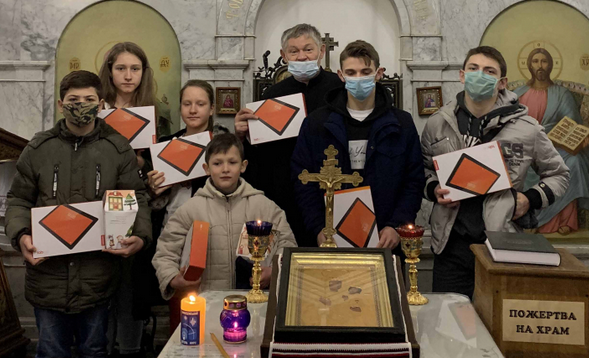 У парафіях УГКЦ дітям із багатодітних родин роздають планшети для дистанційного навчання
