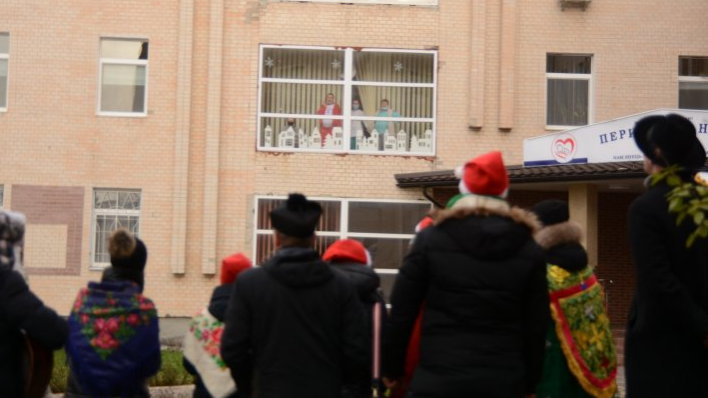 Молоді римо-католики колядували перед лікарнями, пожежними частинами, поліцією Кам’янець-Подільського
